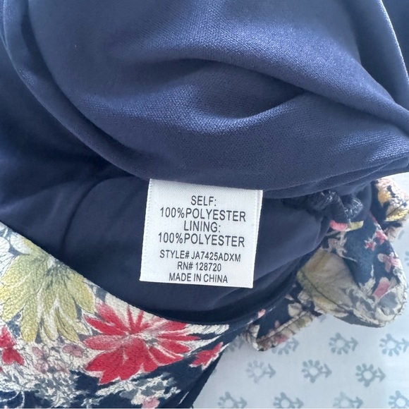 Francesca’s NWT Miami Navy Floral Size Medium Romper - Picture 6 of 6